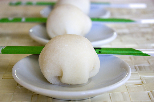 Post image for Butterfinger Mochi Ice Cream from Daydreamer Desserts
