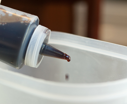 Drizzling soy sauce mixture into chilled oil