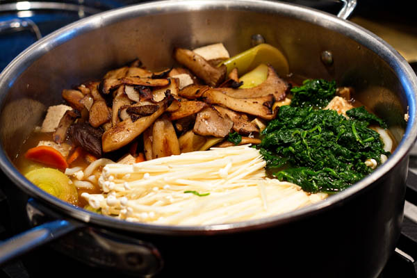 Making the nabeyaki udon