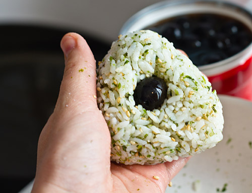 Hiding an olive as a surprise in an onigiri