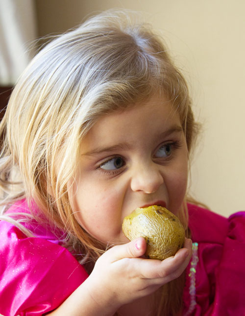 Bug likes to eat baked potatoes like apples