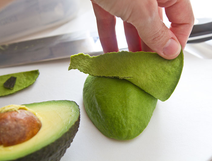 Peeling an avocdo