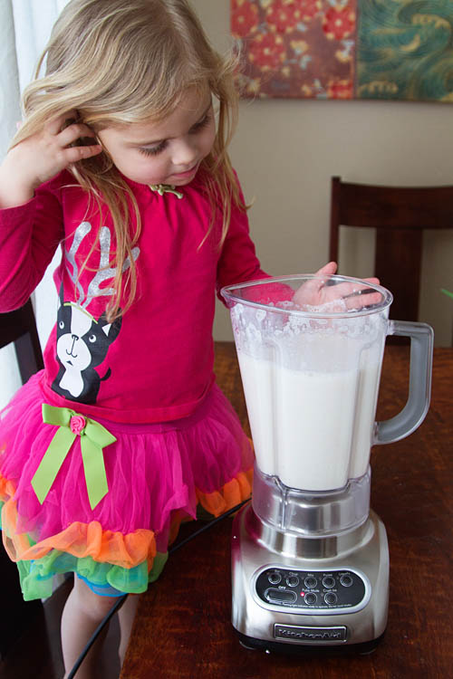 Making banana milkshakes in the blender