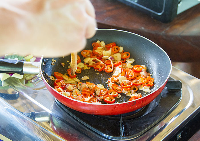 Frying the seasoning for the sayur urab