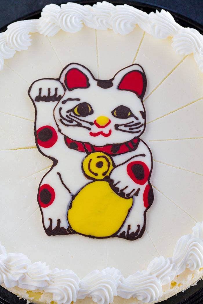 Maneki-neko cheesecake topper