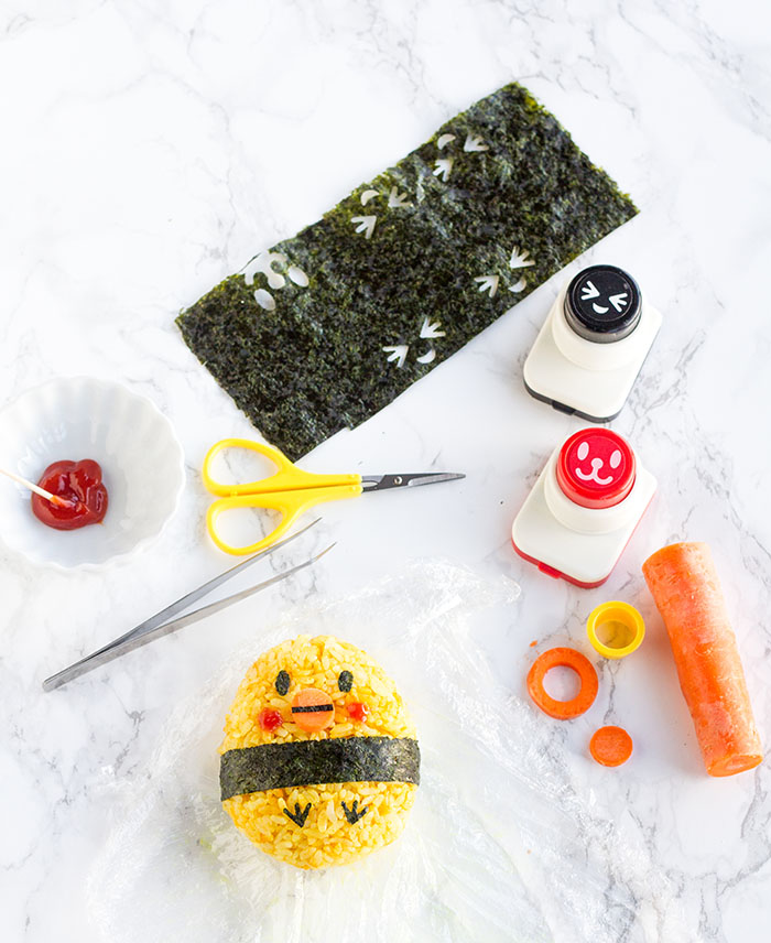 Making a baby chick onigiri